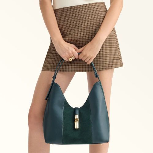 Meta tekst: Furla Goccia S Hobo WB01979 BX3158 handtas in groen leer suède voor dames. Meta tekst: Furla Goccia S Hobo WB01979 BX3158 handtas in groen leer suède voor dames.
