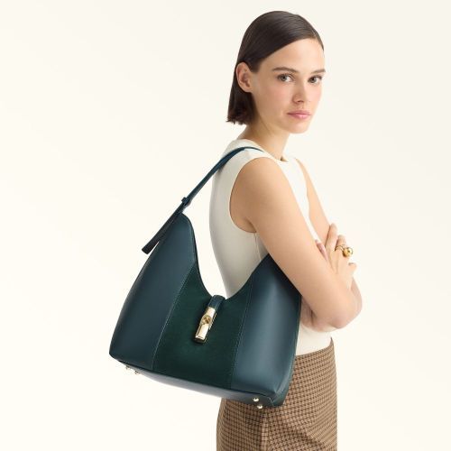 Meta tekst: Furla Goccia S Hobo WB01979 BX3158 handtas in groen leer suède voor dames. Meta tekst: Furla Goccia S Hobo WB01979 BX3158 handtas in groen leer suède voor dames.