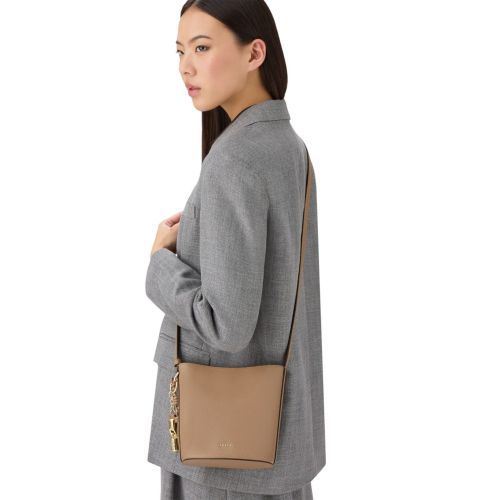 Furla Rosie S Bucket handtas in beige (toffee) leer. Furla Rosie S Bucket handtas in beige (toffee) leer.