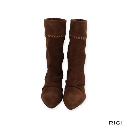 Gianmarco F. enkellaars AW072 in cognac suède voor dames. Gianmarco F. enkellaars AW072 in cognac suède voor dames.