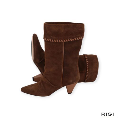 Gianmarco F. enkellaars AW072 in cognac suède voor dames. Gianmarco F. enkellaars AW072 in cognac suède voor dames.