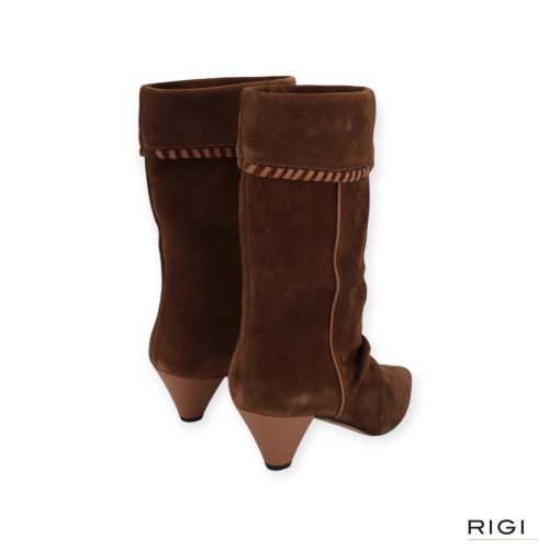 Gianmarco F. enkellaars AW072 in cognac suède voor dames. Gianmarco F. enkellaars AW072 in cognac suède voor dames.