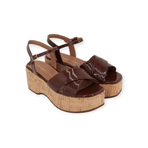 Gianmarco Sorelli Adel sandaal in bruin lakleer met kurk.  