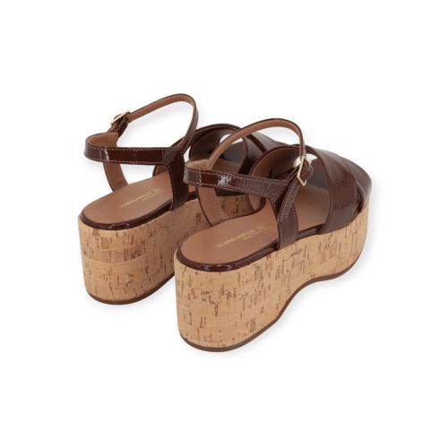Gianmarco Sorelli Adel sandaal in bruin lakleer met kurk.  
