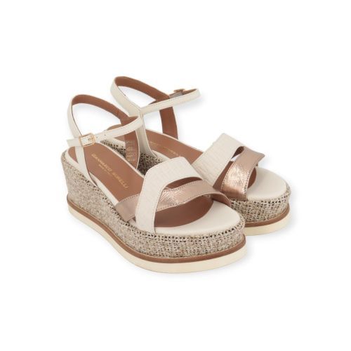 Gianmarco Sorelli Jill sandaal in wit goud op een sleehak. Gianmarco Sorelli Jill sandaal in wit goud op een sleehak.