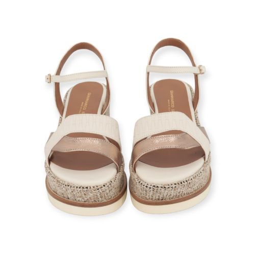 Gianmarco Sorelli Jill sandaal in wit goud op een sleehak. Gianmarco Sorelli Jill sandaal in wit goud op een sleehak.