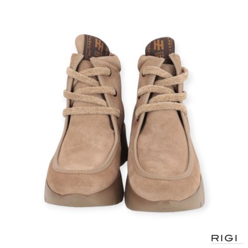Enkellaars Montana van Hispanitas voor dames in taupe suède. Enkellaars Montana van Hispanitas voor dames in taupe suède.