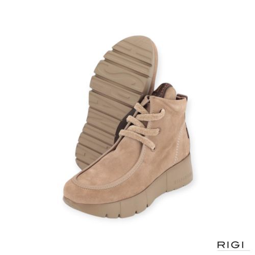 Enkellaars Montana van Hispanitas voor dames in taupe suède. Enkellaars Montana van Hispanitas voor dames in taupe suède.