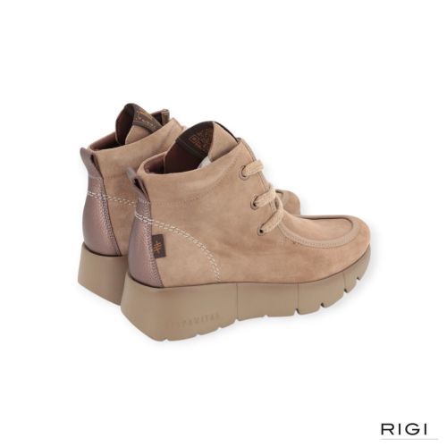 Enkellaars Montana van Hispanitas voor dames in taupe suède. Enkellaars Montana van Hispanitas voor dames in taupe suède.