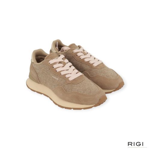 Sneaker city Sartorial Camel voor dames. Deze sneaker is in camel zand suède met stof. Heeft een offwit leren hielflap en een 3D hiel met logodetail. De binnenzool is uitneembaar. Dit model tailleert normaal van pasvorm. Sneaker city Sartorial Camel voor dames. Deze sneaker is in camel zand suède met stof. Heeft een offwit leren hielflap en een 3D hiel met logodetail. De binnenzool is uitneembaar. Dit model tailleert normaal van pasvorm.
