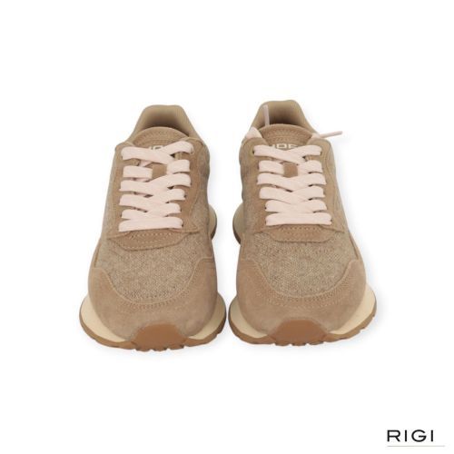 Sneaker city Sartorial Camel voor dames. Deze sneaker is in camel zand suède met stof. Heeft een offwit leren hielflap en een 3D hiel met logodetail. De binnenzool is uitneembaar. Dit model tailleert normaal van pasvorm. Sneaker city Sartorial Camel voor dames. Deze sneaker is in camel zand suède met stof. Heeft een offwit leren hielflap en een 3D hiel met logodetail. De binnenzool is uitneembaar. Dit model tailleert normaal van pasvorm.