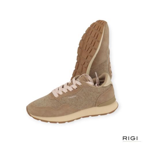 Sneaker city Sartorial Camel voor dames. Deze sneaker is in camel zand suède met stof. Heeft een offwit leren hielflap en een 3D hiel met logodetail. De binnenzool is uitneembaar. Dit model tailleert normaal van pasvorm. Sneaker city Sartorial Camel voor dames. Deze sneaker is in camel zand suède met stof. Heeft een offwit leren hielflap en een 3D hiel met logodetail. De binnenzool is uitneembaar. Dit model tailleert normaal van pasvorm.