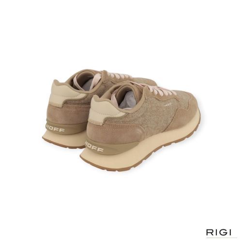 Sneaker city Sartorial Camel voor dames. Deze sneaker is in camel zand suède met stof. Heeft een offwit leren hielflap en een 3D hiel met logodetail. De binnenzool is uitneembaar. Dit model tailleert normaal van pasvorm. Sneaker city Sartorial Camel voor dames. Deze sneaker is in camel zand suède met stof. Heeft een offwit leren hielflap en een 3D hiel met logodetail. De binnenzool is uitneembaar. Dit model tailleert normaal van pasvorm.