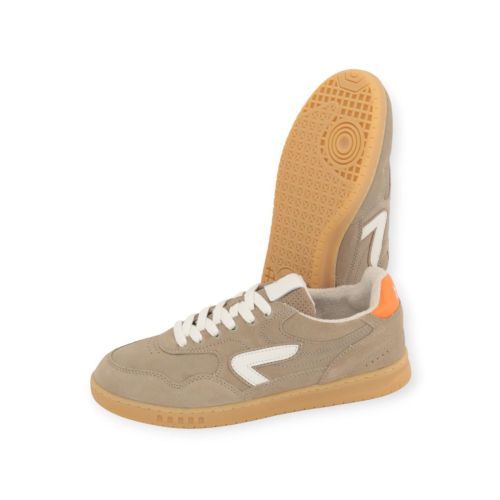Hub Vancouver sneaker voor heren in zand suède met wit leer. Hub Vancouver sneaker voor heren in zand suède met wit leer.