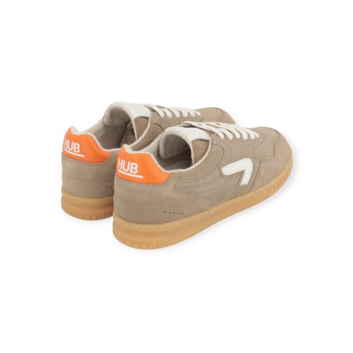 Hub Vancouver sneaker voor heren in zand suède met wit leer. Hub Vancouver sneaker voor heren in zand suède met wit leer.