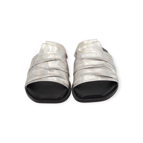 Lara Manni dames slipper in het goud leer.