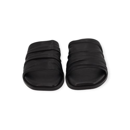 Lara Manni dames slipper in het zwart leer. Lara Manni dames slipper in het zwart leer.