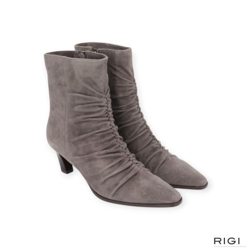 Lodi A-Menta dames enkellaars in het grijs suede leer. Lodi A-Menta dames enkellaars in het grijs suede leer.