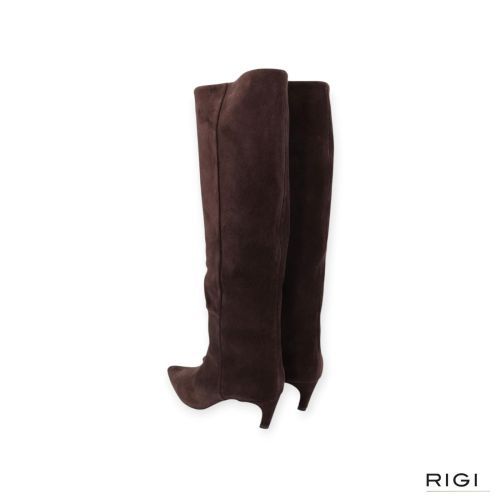 Lola Cruz Elizabeth 55 laars in bruin chocolate suède voor dames. Lola Cruz Elizabeth 55 laars in bruin chocolate suède voor dames.