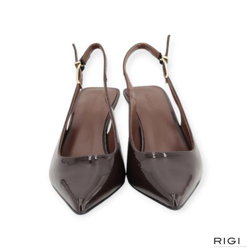 March23 Reese pump, slingback in bruin lakleer voor dames. March23 Reese pump, slingback in bruin lakleer voor dames.