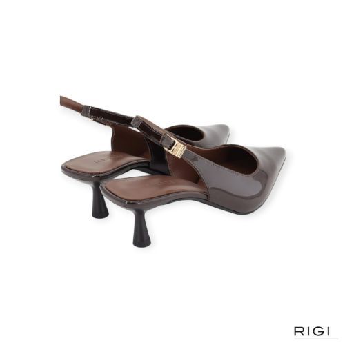 March23 Reese pump, slingback in bruin lakleer voor dames. March23 Reese pump, slingback in bruin lakleer voor dames.