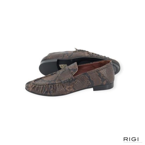 March 23 Teleste loafer, moccasin in taupe, bruin python leer voor dames. March 23 Teleste loafer, moccasin in taupe, bruin python leer voor dames.