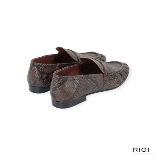 March 23 Teleste loafer, moccasin in taupe, bruin python leer voor dames. March 23 Teleste loafer, moccasin in taupe, bruin python leer voor dames.