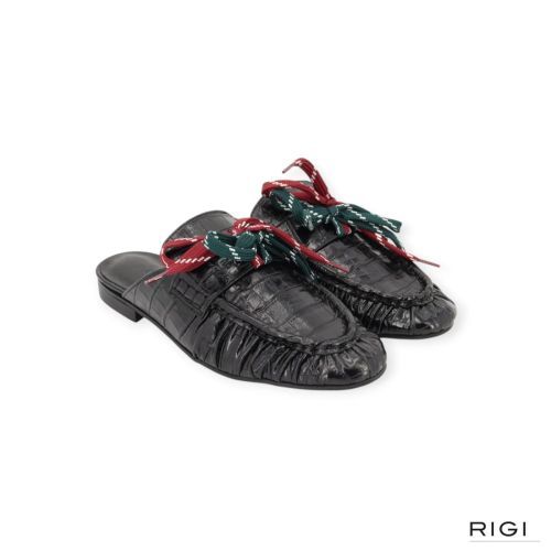 March 23 Tilly Loafer dames slipper in zwarte crocco leer. March 23 Tilly Loafer dames slipper in zwarte crocco leer.