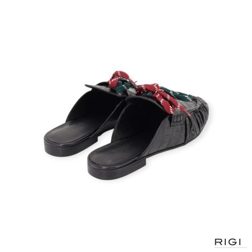 March 23 Tilly Loafer dames slipper in zwarte crocco leer. March 23 Tilly Loafer dames slipper in zwarte crocco leer.