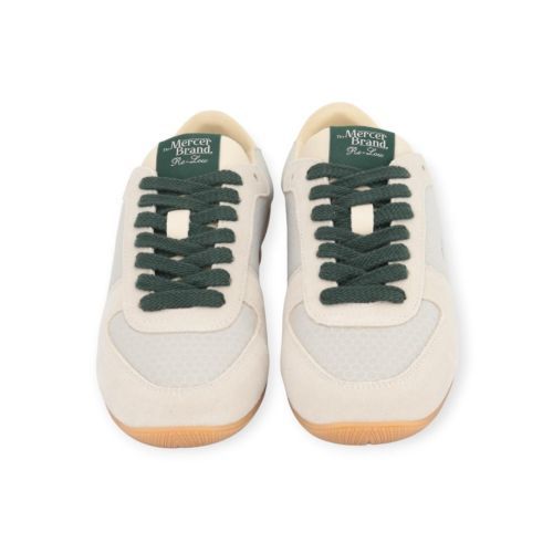 Mercer Re-Low sneaker in off wit/ grijs suède – mesh voor dames.