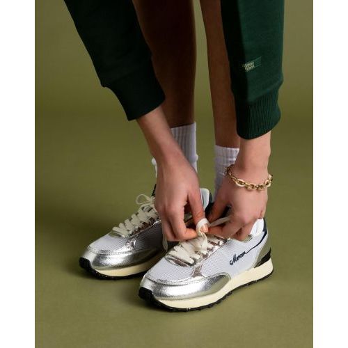 Mercer The Re-Racer sneaker voor dames in zilver met blauw leer. 