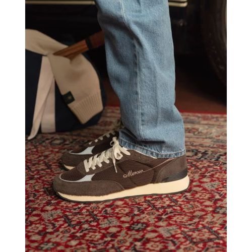 Mercer The Re-Racer heren sneaker in bruin suède met mesh. Mercer The Re-Racer heren sneaker in bruin suède met mesh.