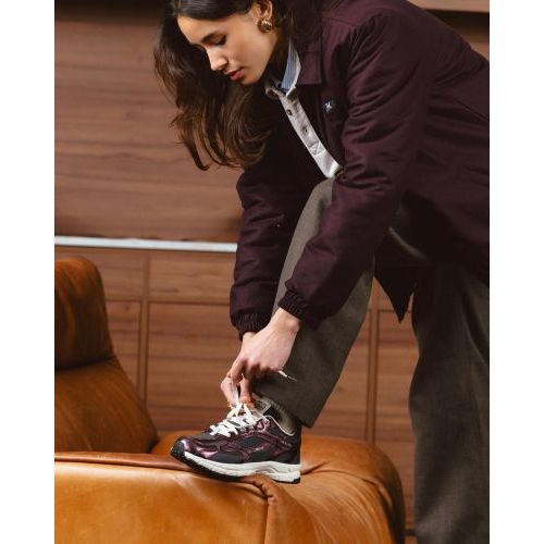 Mercer The Re-Run Cracked sneaker in bordeaux craquelé leer met donkergrijze mesh voor dames. Mercer The Re-Run Cracked sneaker in bordeaux craquelé leer met donkergrijze mesh voor dames.