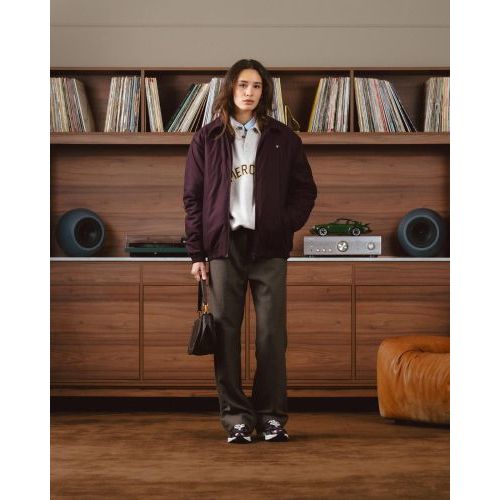 Mercer The Re-Run Cracked sneaker in bordeaux craquelé leer met donkergrijze mesh voor dames. Mercer The Re-Run Cracked sneaker in bordeaux craquelé leer met donkergrijze mesh voor dames.