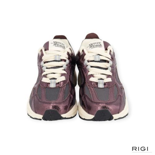 Mercer The Re-Run Cracked sneaker in bordeaux craquelé leer met donkergrijze mesh voor dames. Mercer The Re-Run Cracked sneaker in bordeaux craquelé leer met donkergrijze mesh voor dames.