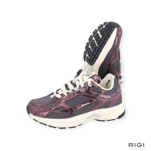 Mercer The Re-Run Cracked sneaker in bordeaux craquelé leer met donkergrijze mesh voor dames. Mercer The Re-Run Cracked sneaker in bordeaux craquelé leer met donkergrijze mesh voor dames.