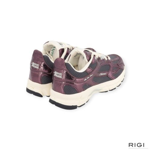 Mercer The Re-Run Cracked sneaker in bordeaux craquelé leer met donkergrijze mesh voor dames. Mercer The Re-Run Cracked sneaker in bordeaux craquelé leer met donkergrijze mesh voor dames.