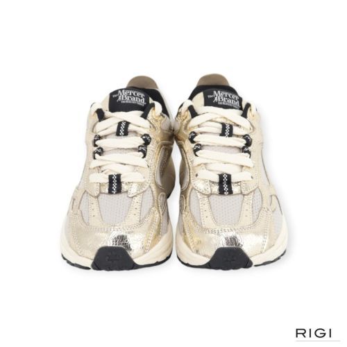 Mercer The Re-Run Cracked sneaker in goud craquelé leer met grijze mesh voor dames. Mercer The Re-Run Cracked sneaker in goud craquelé leer met grijze mesh voor dames.