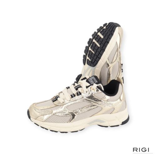 Mercer The Re-Run Cracked sneaker in goud craquelé leer met grijze mesh voor dames. Mercer The Re-Run Cracked sneaker in goud craquelé leer met grijze mesh voor dames.