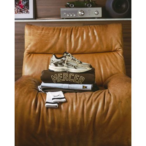 Mercer The Re-Run Cracked sneaker in goud craquelé leer met grijze mesh voor dames. 