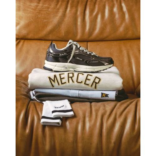 Mercer The Re-Run Cracked sneaker in grijs craquelé leer met grijze mesh voor dames. Mercer The Re-Run Cracked sneaker in grijs craquelé leer met grijze mesh voor dames.