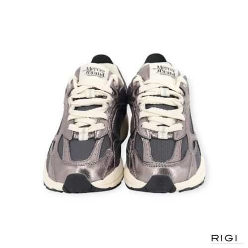 Mercer The Re-Run Cracked sneaker in grijs craquelé leer met grijze mesh voor dames. Mercer The Re-Run Cracked sneaker in grijs craquelé leer met grijze mesh voor dames.