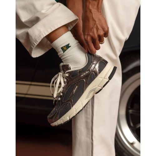 Mercer The Re-Run Cracked sneaker in grijs craquelé leer met grijze mesh voor dames. Mercer The Re-Run Cracked sneaker in grijs craquelé leer met grijze mesh voor dames.
