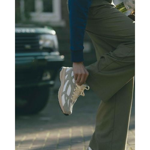 Mercer The Re-Run Desert 2.0 voor dames in zand suede met off wit mesh.