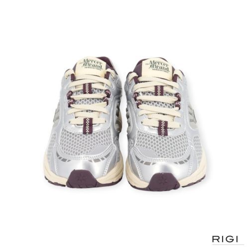 Mercer The Re-Run Evo Silver in zilver leer, mesh met bordeaux voor dames. Mercer The Re-Run Evo Silver in zilver leer, mesh met bordeaux voor dames.