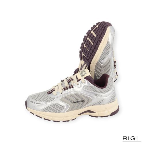 Mercer The Re-Run Evo Silver in zilver leer, mesh met bordeaux voor dames. Mercer The Re-Run Evo Silver in zilver leer, mesh met bordeaux voor dames.