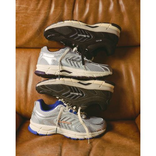 Mercer The Re-Run Evo Silver in zilver leer, mesh met bordeaux voor dames. Mercer The Re-Run Evo Silver in zilver leer, mesh met bordeaux voor dames.