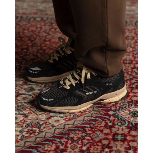 Mercer Re-Run Evo Nubuck sneaker in mesh met zwart nubuck voor heren. Mercer Re-Run Evo Nubuck sneaker in mesh met zwart nubuck voor heren.