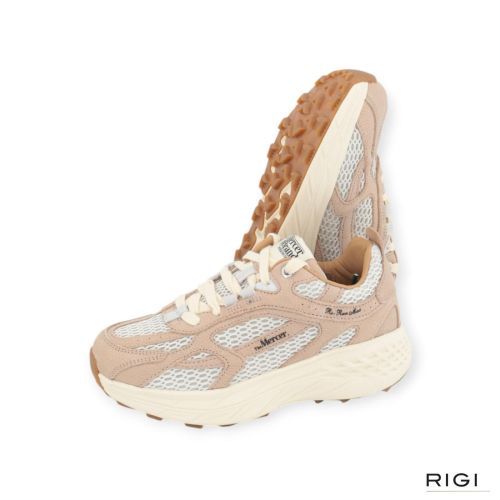 Mercer The Re-Run Max dames sneaker in off wit nubuck en beige mesh. Mercer The Re-Run Max dames sneaker in off wit nubuck en beige mesh.