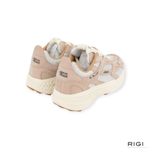 Mercer The Re-Run Max dames sneaker in off wit nubuck en beige mesh. Mercer The Re-Run Max dames sneaker in off wit nubuck en beige mesh.